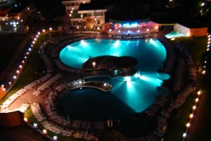 zwembad van het hotel in nachtverlichting.