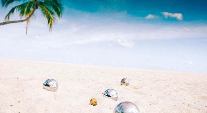 bolas na areia perto do mar