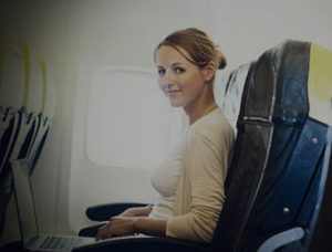 Vrou in vliegtuig