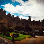 Visa från gatan till hotellet Buckland Manor luxury country house