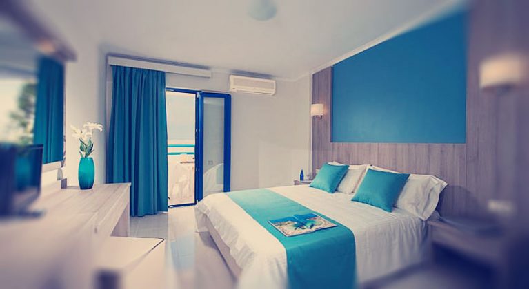 Двуместная кровать в номере отеля Central Hersonissos Hotel