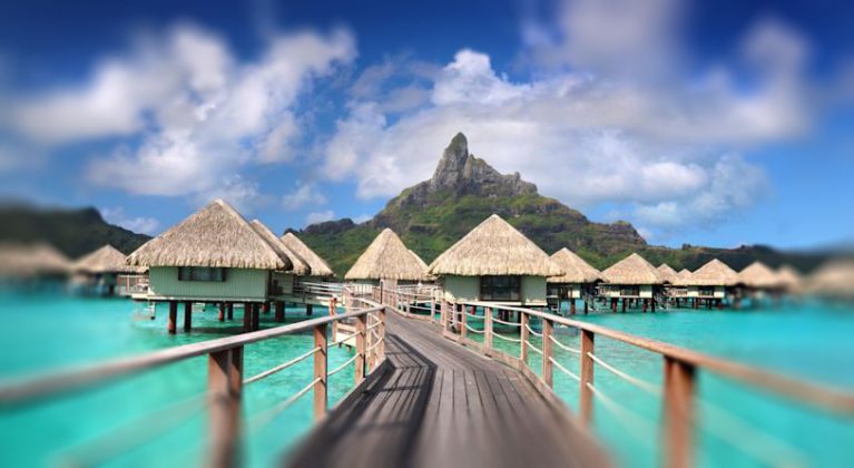 Мост к надводным бунгало отеля Le Meridien Bora Bora