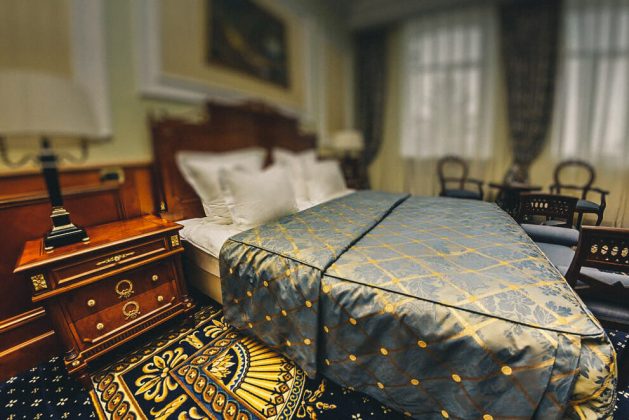 Ліжко в номері в готелі Парус Хабаровська