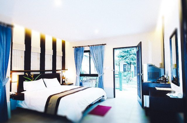 Suite mewah dengan kolam berhampiran badan utama Pattaya Garden Hotel