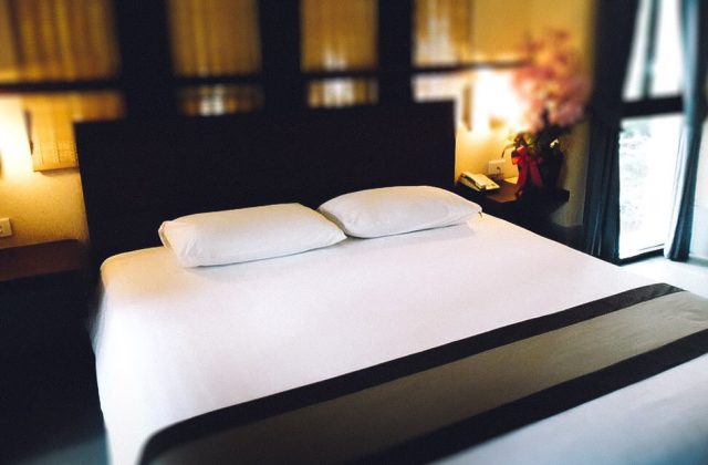 Pattaya Garden Hotel'de büyük çift kişilik yatak bulunan oda
