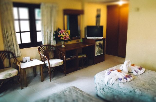 غرفة بسريرين في حديقة فندق في باتايا
