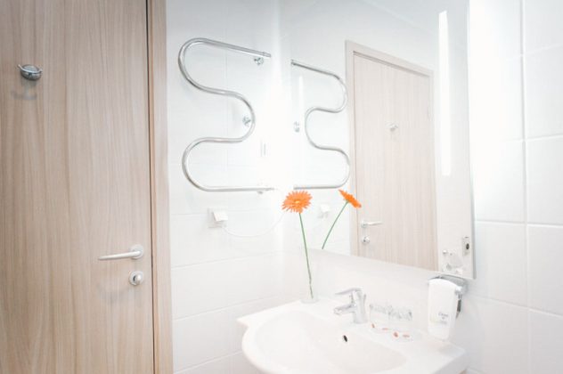 Salle de bains dans une suite double à Sotchi Parc Hôtel