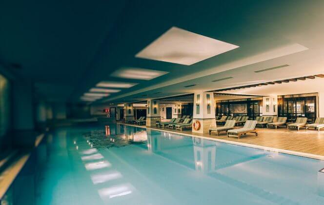 बड़े इनडोर गर्म पूल होटल अल्वा डोना बीच रिज़ॉर्ट आराम 5*