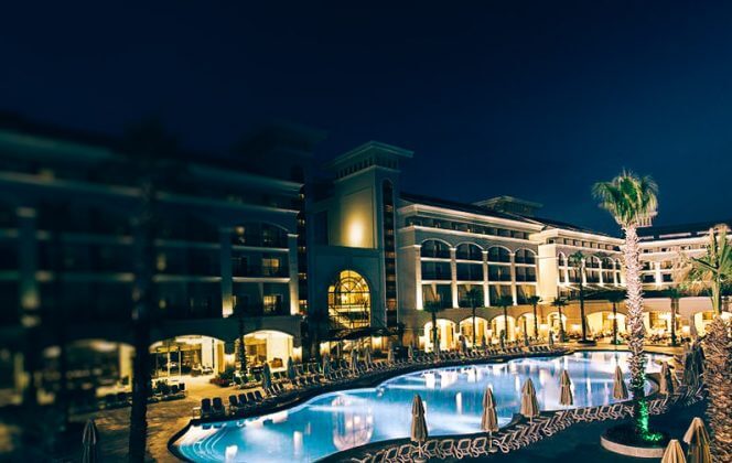 Вялікі подогреваемы басейн у отелеAlva Donna Exclusive Hotel & спа 5-1
